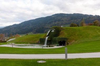 WATTENS, AUSTRIA - 14 Ekim 2023: Swarovski Kristal Dünyaları, Giant, Wattens Tyrol, Avusturya 'nın şelalesinin altında giriş