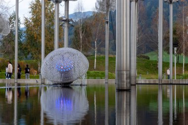 WATTENS, AUSTRIA - 14 Ekim 2023: Kristal yarımküre Swarovski Kristallwelten (Kristal Dünyalar) müzesinde kristal bulutların altında