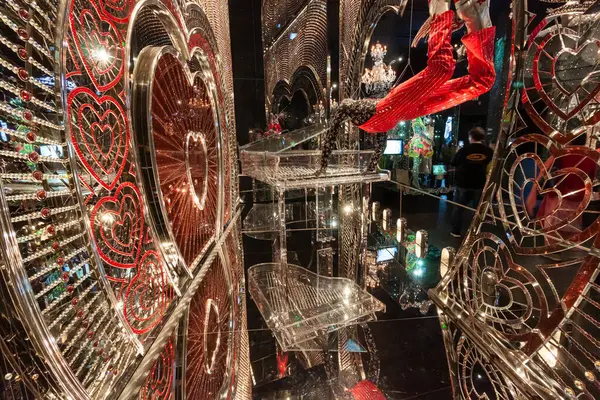 WATTENS, AUSTRIA - 14 Ekim 2023: Swarovski Kristal Dünyaları Müzesi - Performans Sanatı