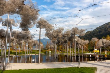 WATTENS, AUSTRIA - 14 Ekim 2023: Swarovski Kristallwelten 'deki güzel kristal bulutlar (Kristal Dünyalar)