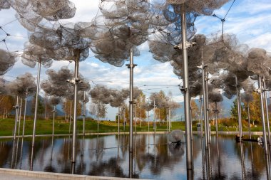 WATTENS, AUSTRIA - 14 Ekim 2023: Swarovski Kristallwelten 'deki güzel kristal bulutlar (Kristal Dünyalar)