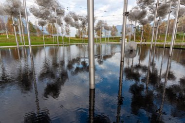 WATTENS, AUSTRIA - 14 Ekim 2023: Swarovski Kristallwelten 'deki güzel kristal bulutlar (Kristal Dünyalar)