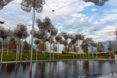 WATTENS, AUSTRIA - 14 Ekim 2023: Swarovski Kristallwelten 'deki güzel kristal bulutlar (Kristal Dünyalar)