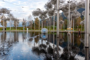 WATTENS, AUSTRIA - 14 Ekim 2023: Swarovski Kristallwelten 'deki güzel kristal bulutlar (Kristal Dünyalar)