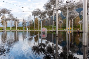 WATTENS, AUSTRIA - 14 Ekim 2023: Swarovski Kristallwelten 'deki güzel kristal bulutlar (Kristal Dünyalar)