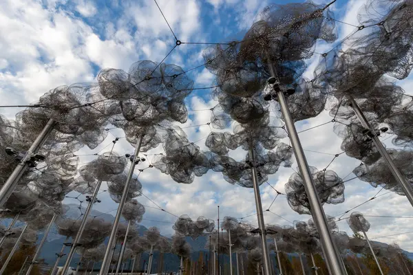 WATTENS, AUSTRIA - 14 Ekim 2023: Swarovski Kristallwelten 'deki güzel kristal bulutlar (Kristal Dünyalar)