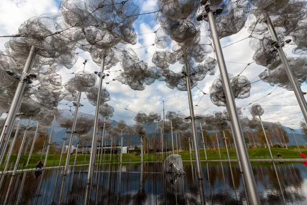 WATTENS, AUSTRIA - 14 Ekim 2023: Swarovski Kristallwelten 'deki güzel kristal bulutlar (Kristal Dünyalar)