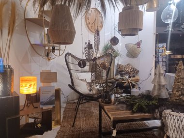 RAVENSBURG, Almanya - 24 Aralık 2022 Ravensburg 'daki Noel dükkanının vitrinleri