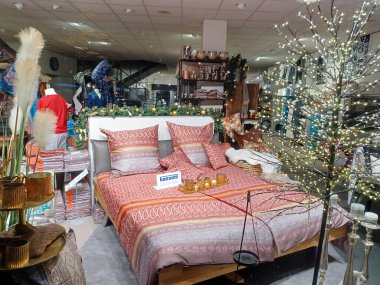 RAVENSBURG, Almanya - 24 Aralık 2022 Ravensburg 'daki Noel dükkanının vitrinleri