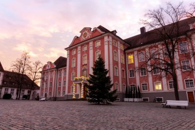 MEERSBURG, ALMANY - 23 ARALIK 2023: Meersburg 'un merkezinde Noel arifesinden bir gün önce