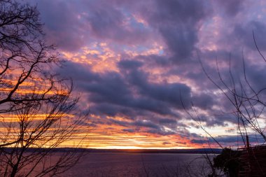 Meersburg yakınlarındaki Constance Gölü üzerinde dramatik bir gökyüzü. 2023 Noel 'inden bir gün önce gün batımı