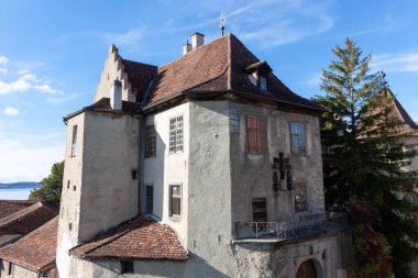 Güneşli bir sonbahar gününde Meersburg 'da eski bir kale. Almanya