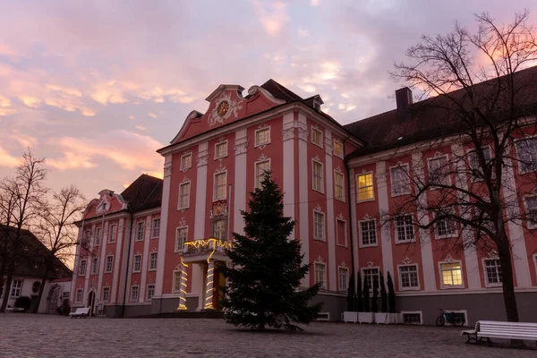 MEERSBURG, ALMANY - 23 ARALIK 2023: Meersburg 'un merkezinde Noel arifesinden bir gün önce