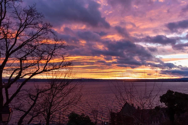 Meersburg yakınlarındaki Constance Gölü üzerinde dramatik bir gökyüzü. 2023 Noel 'inden bir gün önce gün batımı