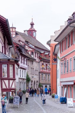 STEIN AM RHEIN, SWitzERLAND - 9 Ekim 2022: Eski Stein am Rhein kasabasında eşsiz boyalı evler