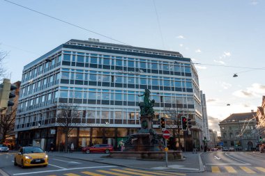 St. GALLEN, SWitzERLAND - 3 Ocak 2024 St. Gallen 'de cam ve betondan yapılmış modern bina