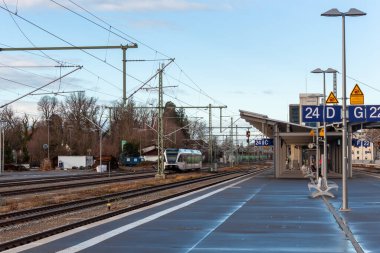 LINDAU, GERMANY - 3 HAZİRAN 2024: Lindau Reutin istasyonundaki terk edilmiş platform