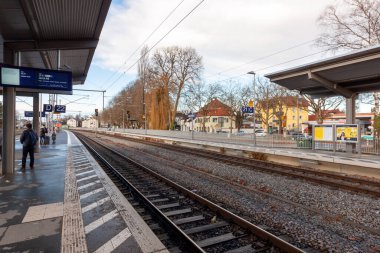 LINDAU, GERMANY - 3 HAZİRAN 2024: Lindau Reutin istasyonundaki terk edilmiş platform