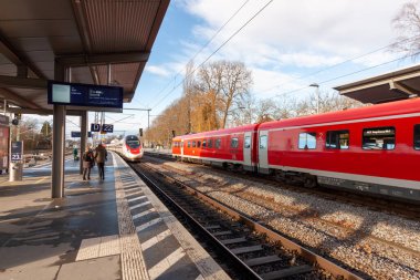 LINDAU, GERMANY - 3 HAZİRAN 2024: Yüksek hızlı yolcu treni Lindau Reutin istasyonuna varır
