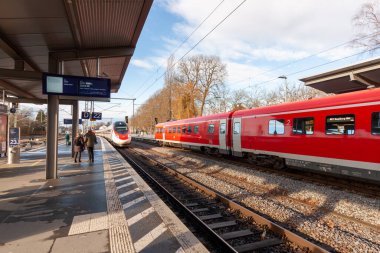 LINDAU, GERMANY - 3 HAZİRAN 2024: Yüksek hızlı yolcu treni Lindau Reutin istasyonuna varır
