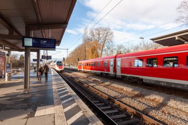 LINDAU, GERMANY - 3 HAZİRAN 2024: Yüksek hızlı yolcu treni Lindau Reutin istasyonuna varır