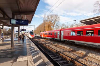 LINDAU, GERMANY - 3 HAZİRAN 2024: Yüksek hızlı yolcu treni Lindau Reutin istasyonuna varır