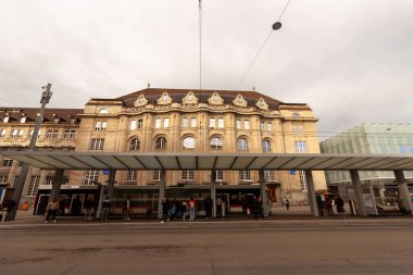 St. GALLEN, SWitness ZERLAND - 3 Ocak 2024 St. Gallen 'deki istasyon meydanında