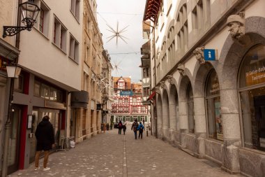 St. GALLEN, SWitness ZERLAND - 3 Ocak 2024 St. Gallen sokakları. Charming şehri ve İsviçre 'deki Unesco miras siteleri.