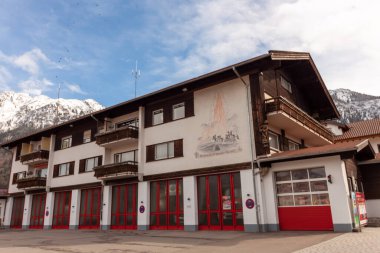 OBERSTDORF, GERMANY - 24 Şubat 2024: Oberstdorf sokaklarındaki tarihi binalar