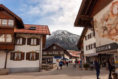 OBERSTDORF, ALMANY - 24 Şubat 2024: Oberstdorf sokaklarında