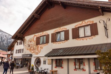 OBERSTDORF, GERMANY - 24 Şubat 2024: Oberstdorf sokaklarındaki tarihi binalar
