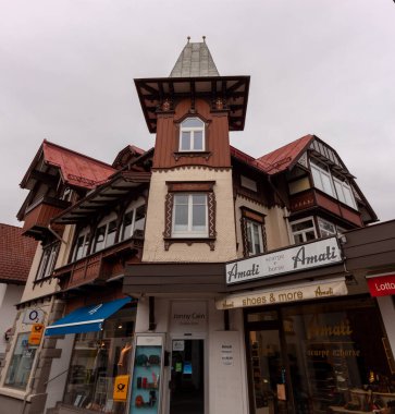 OBERSTDORF, GERMANY - 24 Şubat 2024: Oberstdorf sokaklarındaki tarihi binalar