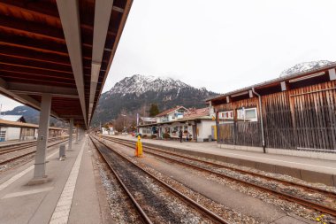 OBERSTDORF, ALMANY - 24 Şubat 2024: Oberstdorf tren istasyonunda Şubat ayı sonunda