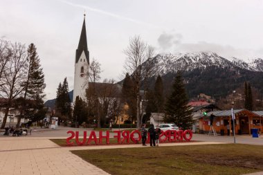 OBERSTDORF, GERMANY - 24 Şubat 2024: Oberstdorf Kilisesi yakınlarındaki pazar meydanında