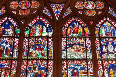 STRASBOURG, FRANCE - 4 HAZİRAN 2023: Strasbourg 'un ünlü katedralinin içi, boyalı cam, parça