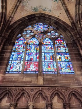 STRASBOURG, FRANCE - 4 Ocak 2023: Strasbourg, Fransa 'nın ünlü katedralinin içi