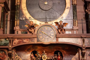 STRASBOURG, FRANCE - 4 HAZİRAN 2023: Strasbourg Leydisinin katedralindeki astronomik saat