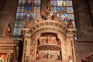 STRASBOURG, FRANCE - 4 HAZİRAN 2023: Strasbourg Leydisinin katedralindeki astronomik saat