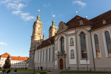 Aziz GALLEN, SWitzERLAND - 3 Ocak 2024 İsviçre 'nin St. Gallen kentindeki tarihi katedral ve manastır.