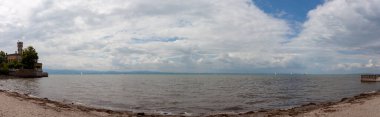 Langenargen 'deki Constance Gölü Panoraması. Ağustos başında göl ve gökyüzü