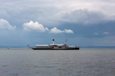 LANGENARGEN, GERMANY - 5 AĞUSTOS 2023 Langenargen Gölü yakınlarındaki Hohentwiel Gölü üzerindeki eşsiz tarihi buharlı gemi