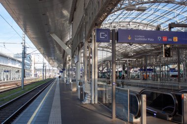 SALZBURG, AUSTRIA - 7 Kasım 2022 Salzburg 'daki ana tren istasyonunda