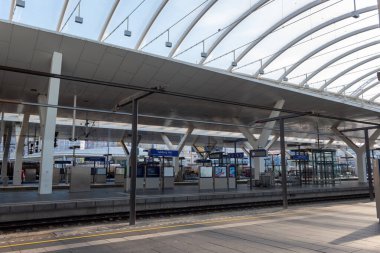 SALZBURG, AUSTRIA - 7 Kasım 2022 Salzburg 'daki ana tren istasyonunda
