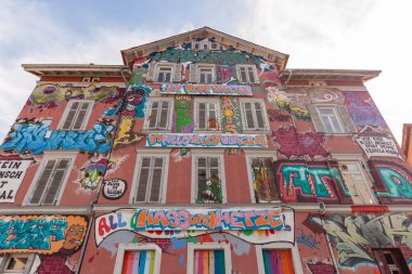 TUEBINGEN, GERMANY - 6 Nisan 2024: Epplehaus gençlik merkezi cephesi, Baden Wuerttemberg, grafiti