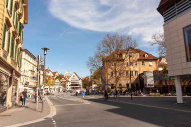 TUEBINGEN, ALMANY - 6 NİSAN 2024 Nisan 'da Tuebingen sokaklarında