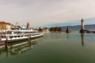 GERMANY - 13 Nisan 2024: gemi Lindau limanındaki rıhtımda.