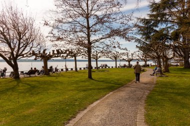 HAGNAU, GERMANY - 29 Mart 2024 Hagnau 'daki Constance Gölü' ne giden yol boyunca