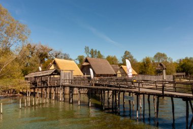UNTERUHLDINGEN, GERMANY - 27 Nisan 2024: Stilt evleri (Pfahlbauten), Unteruhldingen kasabasındaki Taş ve Bronz çağ evleri (Bodensee))