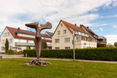 UNTERUHLDINGEN, GERMANY - 27 Nisan 2024: Oliver Ritter 'ın Phoenix bronz heykeli, organik büyümeyi temsil ediyor.