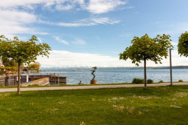 UNTERUHLDINGEN, GERMANY - 27 Nisan 2024: Unteruhldingen seti üzerine Oliver Ritter 'in büyük bir bronz heykeli